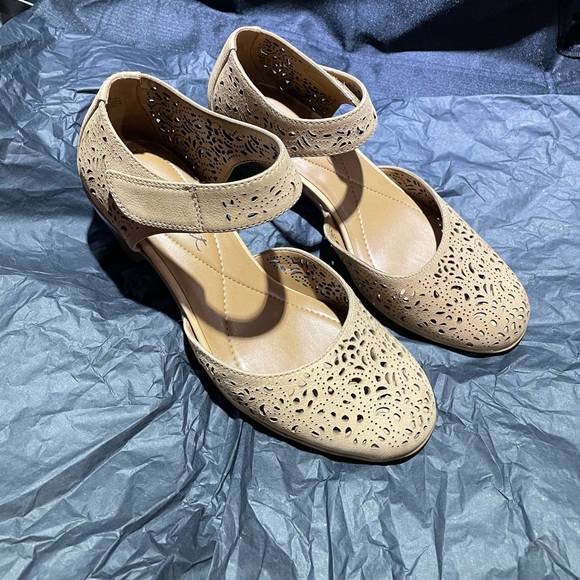 Easy Spirit Heels - Picture 3 of 6